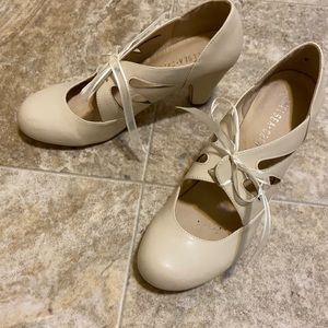 Cream / ivory Chelsea Crew (ModCloth) Let's make plans Oxford heels size 40
